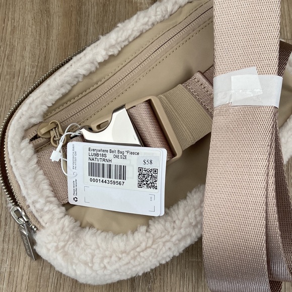 Lululemon Everywhere Belt Bag Fleece in Natural/Beige NWT - Picture 4 of 4